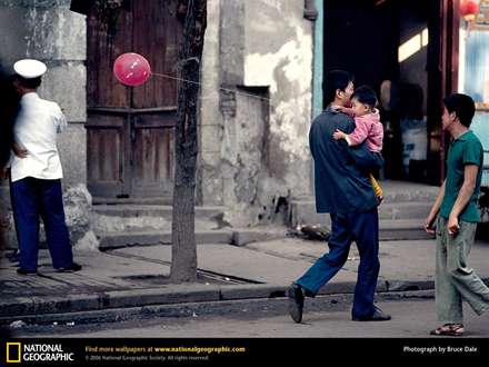 كودكي با بادكنك در آغوش پدرش