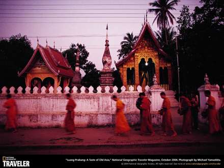 كاهنان بودايي در كنار محوطه معبد