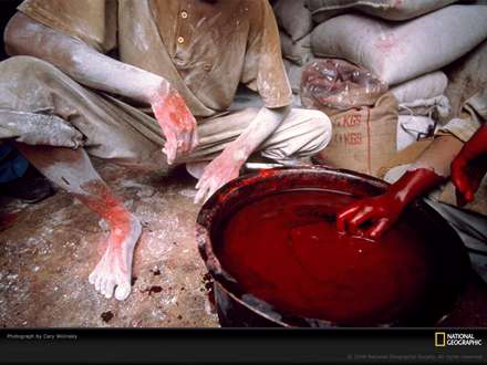 دو نفر در حال درست کردن رنگ قرمز