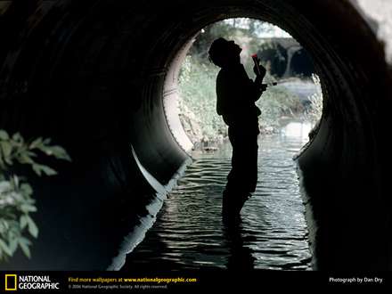 کارگر داخل لوله