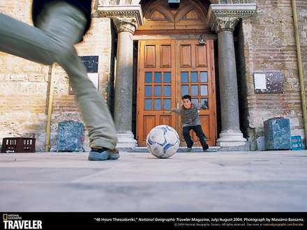 بازي فوتبال كنار در يك بناي قديمي