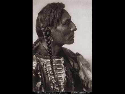 يك عكس از مردي سرخ پوست