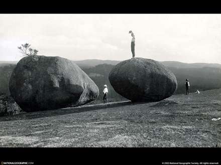 دو تخته سنگ بزرگ