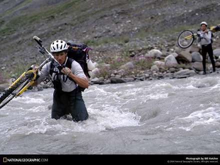 عبور دوچرخه سواران از رودخانه