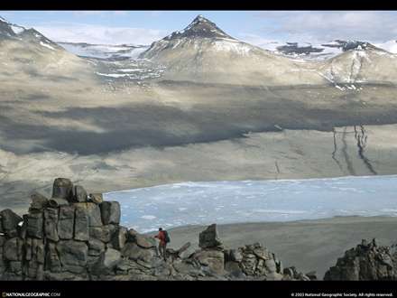 مردي در بالاي كوه