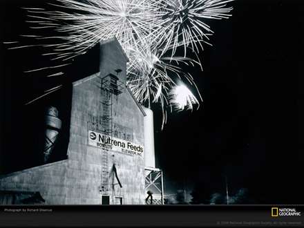 نور افشاني بر بالاي يك كارخانه