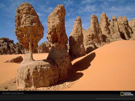 صخره های ساییده شده توسط بادهای ماسه ای