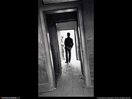 مردي ايستاده در راهرو