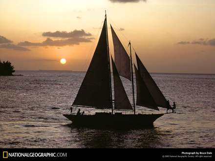 قايق بادباني ميان درياچه