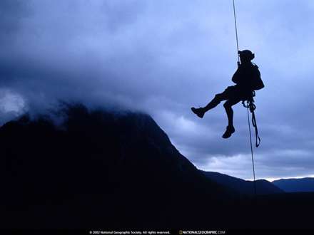 صخره نورد معلق در هوای پر از مه