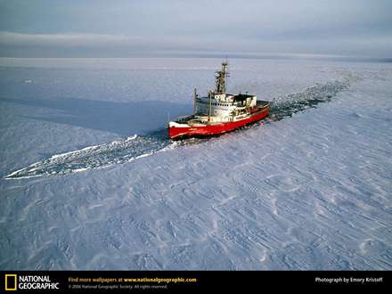 عبور كشتي از يك درياي يخ زده