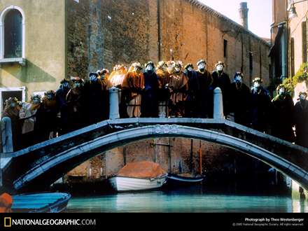 افراد نقاب زده روي پل