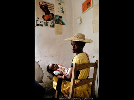 زني همراه بچه اش