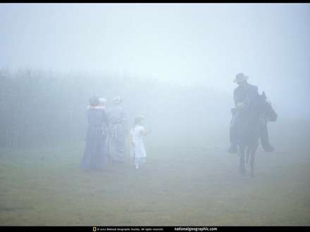 یک سوارکار و خانواده اش در هوای مه گرفته