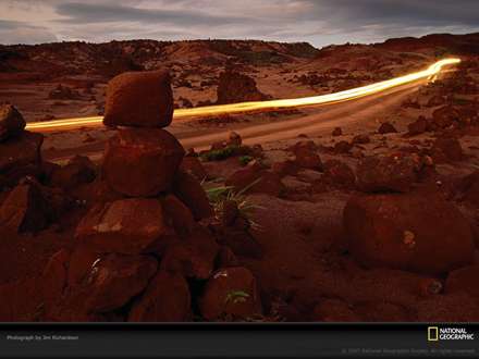 جاده اي ميان بيابان