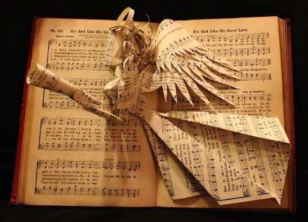 مجسمه هایی زیبا ساخته شده از صفحات کتاب