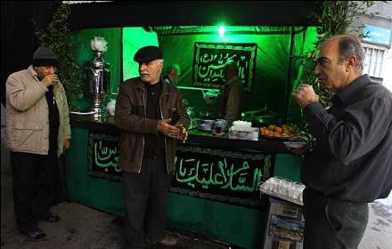 ادای نذر آوریل عیسایی برای اباعبدالله الحسین (ع)