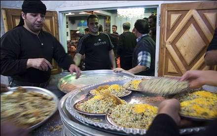 تهیه و توزیع غذای نذری