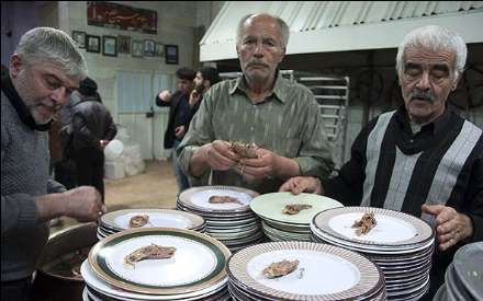 تهیه و توزیع غذای نذری