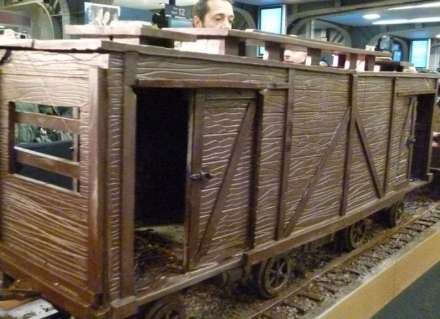 قطاری ساخته شده از شکلات