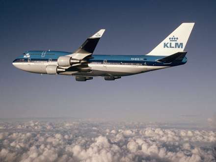 هواپیما در لابه لای ابرها