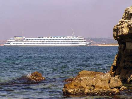 کشتي مسافرتي تفريحي سفید