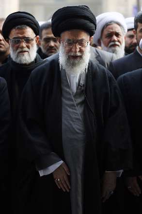 اقامه نماز رهبر انقلاب بر پیكر آیت‌الله آقامجتبی تهرانی