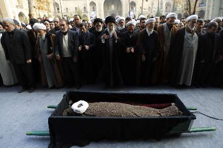 اقامه نماز رهبر انقلاب بر پیكر آیت‌الله آقامجتبی تهرانی
