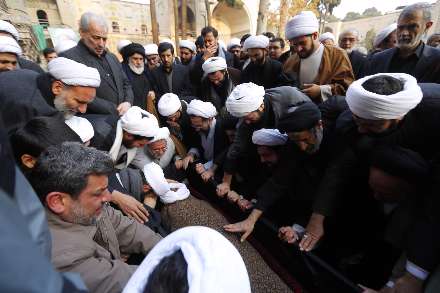 اقامه نماز رهبر انقلاب بر پیكر آیت‌الله آقامجتبی تهرانی