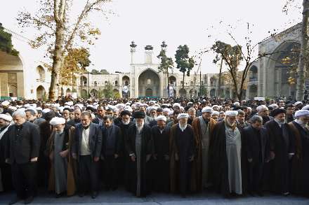 اقامه نماز رهبر انقلاب بر پیكر آیت‌الله آقامجتبی تهرانی