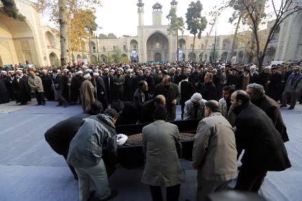 اقامه نماز رهبر انقلاب بر پیكر آیت‌الله آقامجتبی تهرانی