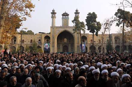 اقامه نماز رهبر انقلاب بر پیكر آیت‌الله آقامجتبی تهرانی