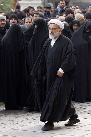 اقامه نماز رهبر انقلاب بر پیكر آیت‌الله آقامجتبی تهرانی