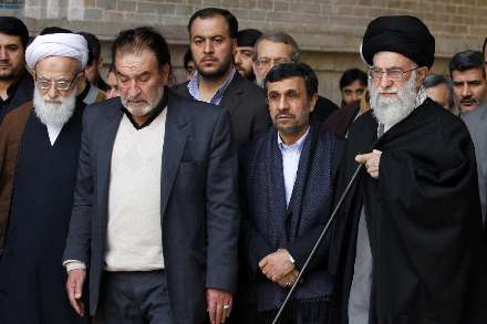 اقامه نماز رهبر انقلاب بر پیكر آیت‌الله آقامجتبی تهرانی