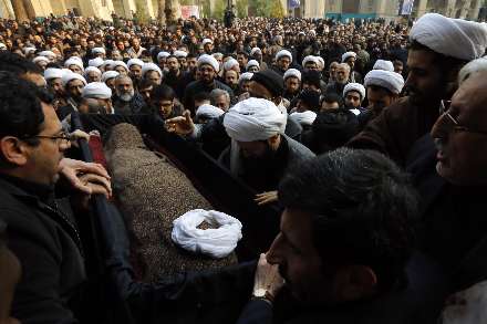 اقامه نماز رهبر انقلاب بر پیكر آیت‌الله آقامجتبی تهرانی