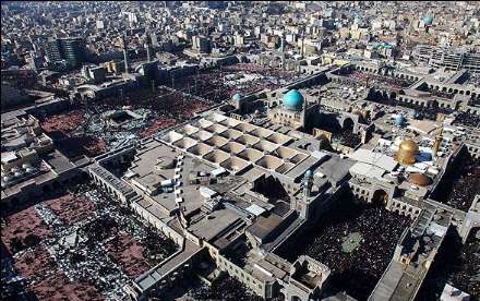 حضور زائران ثامن الحجج در حرم مطهر رضوی