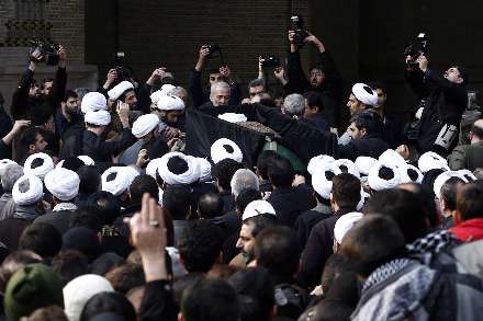 اقامه نماز رهبر انقلاب بر پیكر آیت‌الله آقامجتبی تهرانی