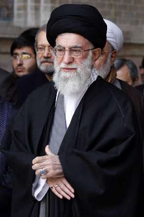 اقامه نماز رهبر انقلاب بر پیكر آیت‌الله آقامجتبی تهرانی