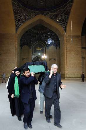 اقامه نماز رهبر انقلاب بر پیكر آیت‌الله آقامجتبی تهرانی