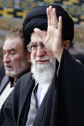 اقامه نماز رهبر انقلاب بر پیكر آیت‌الله آقامجتبی تهرانی