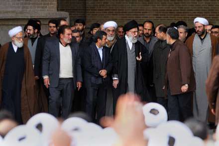 اقامه نماز رهبر انقلاب بر پیكر آیت‌الله آقامجتبی تهرانی