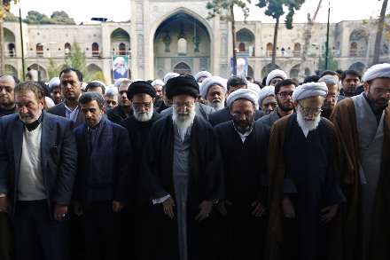 اقامه نماز رهبر انقلاب بر پیكر آیت‌الله آقامجتبی تهرانی