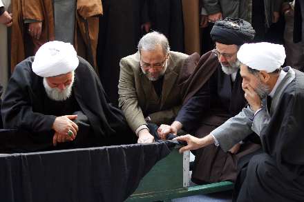 اقامه نماز رهبر انقلاب بر پیكر آیت‌الله آقامجتبی تهرانی