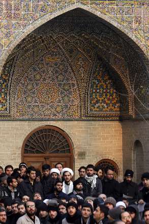 اقامه نماز رهبر انقلاب بر پیكر آیت‌الله آقامجتبی تهرانی