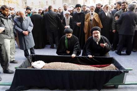 اقامه نماز رهبر انقلاب بر پیكر آیت‌الله آقامجتبی تهرانی