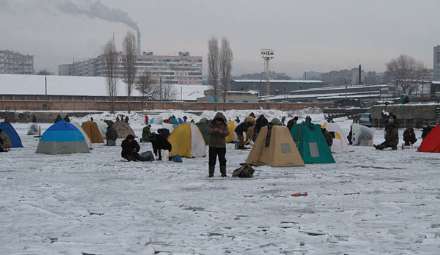 ماهیگیری زمستانی روی رود یخ زده