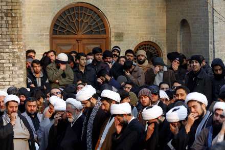 اقامه نماز رهبر انقلاب بر پیكر آیت‌الله آقامجتبی تهرانی