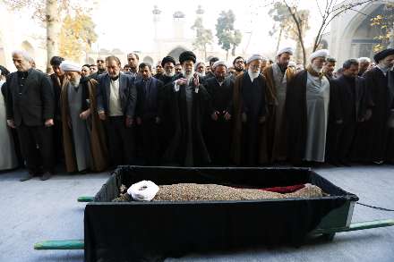 اقامه نماز رهبر انقلاب بر پیكر آیت‌الله آقامجتبی تهرانی