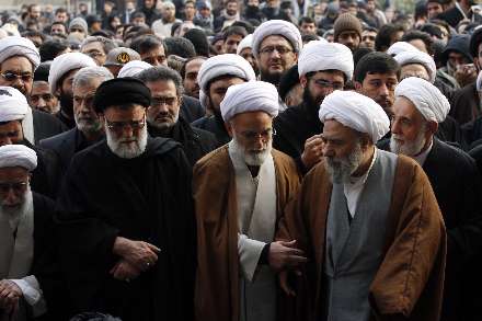 اقامه نماز رهبر انقلاب بر پیكر آیت‌الله آقامجتبی تهرانی