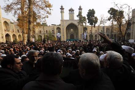 اقامه نماز رهبر انقلاب بر پیكر آیت‌الله آقامجتبی تهرانی